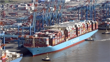 In Bremerhaven besser aufgehoben als in Hamburg: Der Chef der Maersk-Reederei kritisiert die Kosten für die Elbvertiefung. Das Foto zeigt die „Maersk Mc-Kinney Moller“ am NTB-Terminal in Bremerhaven.