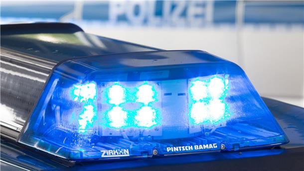 Ein Blaulicht leuchtet auf dem Dach eines Polizeiwagens.  In Bremerhaven haben Unbekannte Löcher in Fahrzeugtanks gebohrt und Benzin gestohlen. Die Polizei ermittelt und bittet Zeugen, sich zu melden.