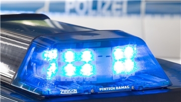 Ein Blaulicht leuchtet auf dem Dach eines Polizeiwagens.  In Bremerhaven haben Unbekannte Löcher in Fahrzeugtanks gebohrt und Benzin gestohlen. Die Polizei ermittelt und bittet Zeugen, sich zu melden.