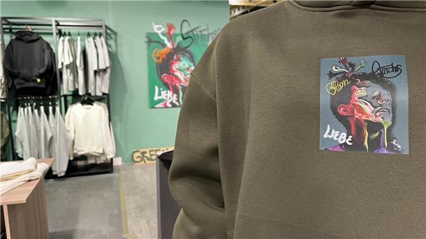 Das neue Must-have im Internet: Bestellen, kaufen, konsumieren um jeden Preis Green Stiches in Bremerhaven. Auf dem Bild ist ein Klamottengeschäft zu sehen. Im Vordergrund ein Pullover.