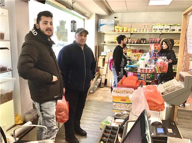 Im syrischen Lebensmittelladen in Bremerhaven-Lehe ist die Erdbebenkatastrophe das alles beherrschende Thema.