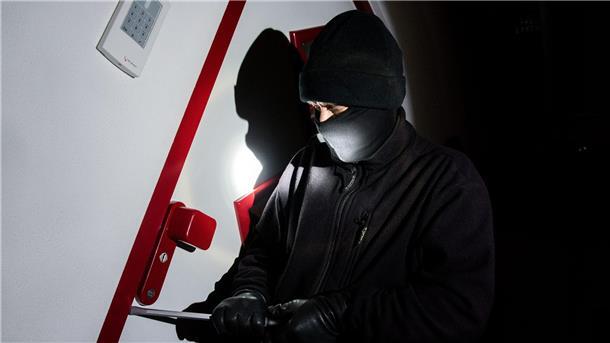 Polizei ermittelt nach Einbruch – Bewohner hält Täter bis zum Eintreffen fest Ein als Einbrecher verkleideter Mann hebelt in der Kriminalpolizeilichen Beratungsstelle der Polizei eine Tür auf.