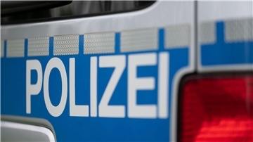 Das Wort "Polizei" ist auf einem Polizeiauto zu lesen.  In Bremerhaven-Lehe soll ein 20-jähriger Autofahrer absichtlich auf einen Fußgänger zugefahren sein. Die Polizei ermittelt wegen eines gefährlichen Eingriffs in den Straßenverkehr.