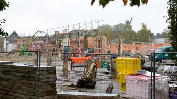 Foto zu weltweit zweitgrößter Discounter kommt nach Bremerhaven: Eine Baustelle mit Absperrungen.