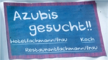 Ein Schild mit der Aufschrift: "Azubis gesucht". 