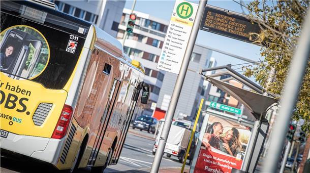 In Bremerhaven sind viele Menschen innerstädtisch mit dem Bus unterwegs oder pendeln mit dem Zug nach Bremen. Für sie könnte es günstiger werden.