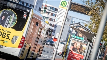 In Bremerhaven sind viele Menschen innerstädtisch mit dem Bus unterwegs oder pendeln mit dem Zug nach Bremen. Für sie könnte es günstiger werden.