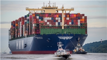 Ein vollbeladenes Containerschiff.