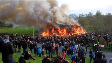 Zahlreiche Menschen bestaunen das Osterfeuer in Burhave.