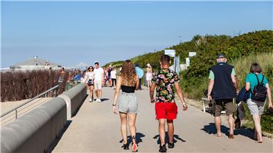 In Cuxhaven am Strand halten sich immer weniger Menschen an die Corona-Regeln. Deshalb wird jetzt über eine verschärfte Maskenpflicht nachgedacht.