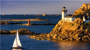 Ein Segelboot vor der Küste der Bretagne