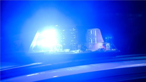 Blaulicht eines Polizeiautos ist zu sehen. Nach einem Buttermesserangriff in Debstedt wurde ein 24-jähriger Cuxhavener verhaftet. Er hatte auf einen Klinikmitarbeiter eingestochen. Ermittlungen dauern an.