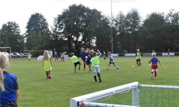 Kinder spielen gemeinsam Fußball.
