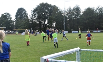 Kinder spielen gemeinsam Fußball.