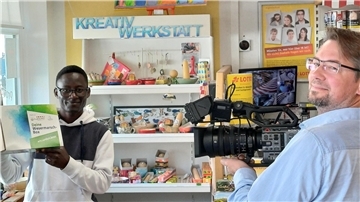 In dem Filmprojekt „Lebenswelten Wesermarsch“ schildern Menschen ihren Aufbruch in ein neues Leben. Das Bild zeigt Hillary Ochaaki (l., Uganda) und Filmemacher Philip Heyelmann bei der Produktion des neuesten Beitrags.