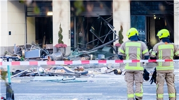 Trümmer liegen auf der Karl-Liebknecht-Straße vor einem Hotel.