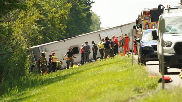 Fünf Tote nach Busunfall nahe der Niagarafälle In dem Reisebus seien mehr als 50 Passagiere gewesen, darunter Frauen und Kinder, hieß es von der Polizei.