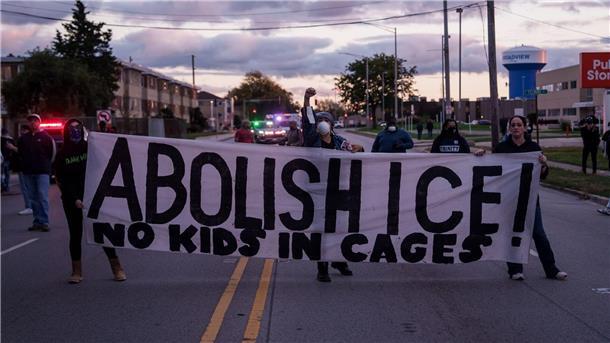 Nationalgarde in Chicago: Trump wendet sich an Supreme Court In dem Vorort von Chicago wird seit Wochen gegen das Vorgehen der Einwanderungsbehörde ICE protestiert. (Archivbild)