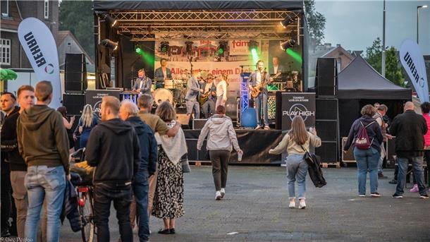 Beim Binnenhafenfest in Brake pullt die Osterfeuer-Crew am schnellsten In den Abendstunden wurde Livemusik geboten.