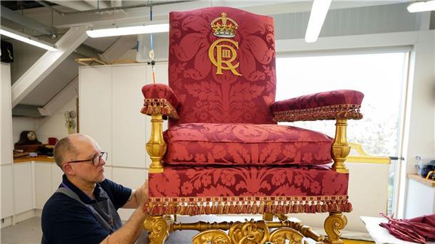 Überblick zur Krönung: Treueschwüre und königliche Roben In den Frogmore-Werkstätten wird der Thronsessel für König Charles III. vorbereitet.
