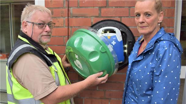 In den grünen Kasten an der Wand der Beerster Sporthalle gehört der Defibrillator, damit er am Strom ist. Grundschulhausmeister Peter von See und Henni König, Sport- und Hallenwartin beim TSV Bederkesa, sind empört, dass einige Leute dies offensichtlich nicht verstehen.
