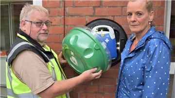In den grünen Kasten an der Wand der Beerster Sporthalle gehört der Defibrillator, damit er am Strom ist. Grundschulhausmeister Peter von See und Henni König, Sport- und Hallenwartin beim TSV Bederkesa, sind empört, dass einige Leute dies offensichtlich nicht verstehen.