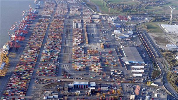 Blick auf den Containerterminal aus der Vogelperspektive. 