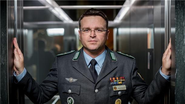 „In den kommenden Tagen wird sich zeigen, bei wem seit Ausrufung der Zeitendwende zumindest verteidigungspolitisch tatsächlich eine Erkenntniswende eingetreten ist“, sagt André Wüstner, Vorsitzender des Deutschen Bundeswehrverbands.