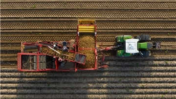 In den nächsten Wochen sind viele landwirtschaftliche Fahrzeuge unterwegs auf den Straßen. (Symbolbild)