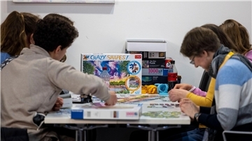 In den Pausen lösen die Teilnehmer des Hochbegabtentreffens Puzzles mit 1000 und mehr Teilen.