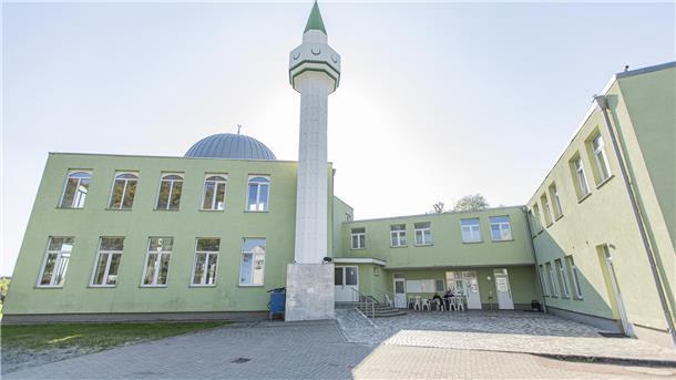 Fatih-Moschee: Einblicke in das Innenleben einer Religions-Gemeinde im Umbruch Eine Moschee mit Minarett von außen.