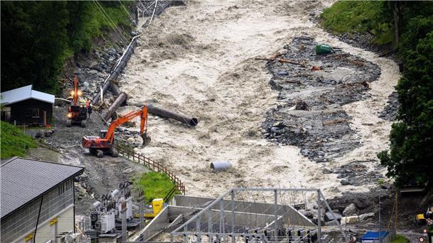 In den Schweizer Kantons Graubünden und Wallis gab es zahlreiche Gewitter und heftige Niederschläge, Hochwasser und einen Bergsturz.