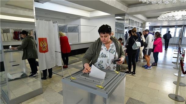 In den von Russland besetzten Gebieten haben Scheinreferenden begonnen.