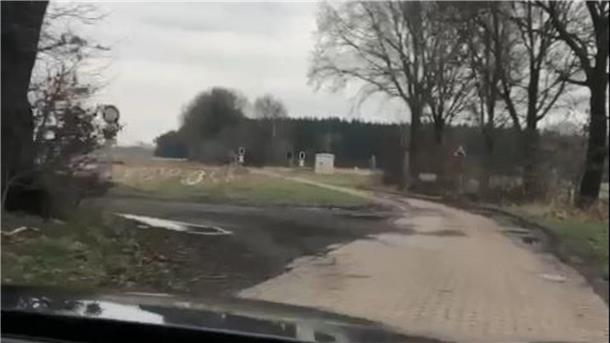 In den Weg links wollte das Ehepaar damals abbiegen, doch nachdem das Auto dort eingebogen war, überlegten sie sich es aus Angst anders.