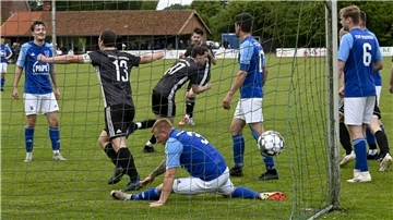 In der 19. Minute bog der TSV Basdahl/Volkmarst bei Meister TSV Byhusen auf die Siegerstraße ein: Niklas Roloff (Nr. 17) dreht jubelnd ab, nachdem er eine Suhr-Ecke per Kopf zum 1:0 verwandelt hat.