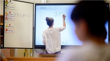 In der aktuellen Ausgabe des Deutschen Schulbarometers beklagen die Lehrkräfte nach wie vor die hohe Arbeitsbelastung.