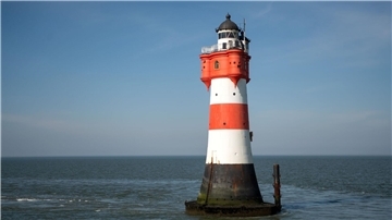In der Außenweser steht der Leuchtturm Roter Sand. Der künftige Standort des berühmten Seezeichens könnte Fedderwardersiel sein.