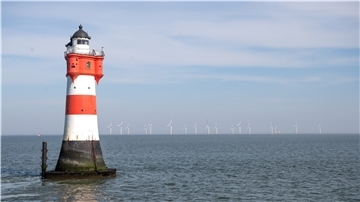 In der Außenweser steht der Leuchtturm Roter Sand. Er gilt als erstes Offshore-Bauwerk der Welt und ist ein beliebtes Hotel.