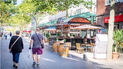 In der „Bürger“, der Bürgermeister-Smidt-Straße, gibt es Gastronomie und Einzelhandel, dazu Dienstleister in oberen Etagen der Gebäuden, die Aufsteller auf die Straße stellen. Wie das aussehen darf, dafür gibt es bald eine neue Satzung.