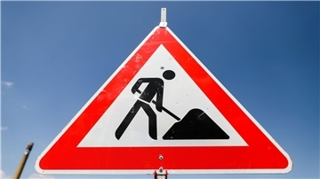 Baustellenschild. In der Büttelstraße in Schiffdorf wird vom 27. Oktober bis 14. November eine Stromleitung verlegt. Die Straße ist dafür voll gesperrt.