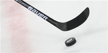 Eishockeyschläger  und Puck