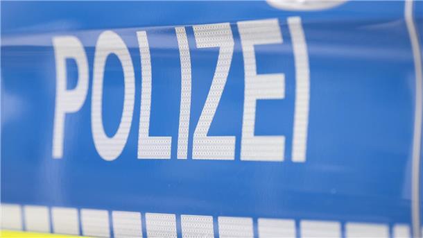 In der Dederichstraße in Nordenham haben unbekannte Täter am Montag in der Zeit von 13 bis 22 Uhr zwei hochwertige Pedelecs aus Fahrradunterständen gestohlen.