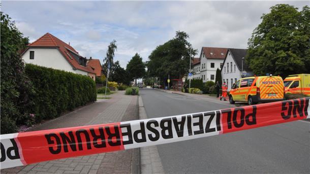 In der ehemaligen Landwirtschaftsschule hatte sich der 36-jährige Vater mit seinem zweijährigen Sohn verschanzt und drohte, dem Kind oder sich selbst Gewalt anzutun. Die Polizei sperrte den Bereich weiträumig ab.