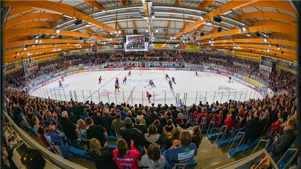 Pinguins-Logen: Verzögerungen beim Umbau in der Eisarena Die Eisarena in Bremerhaven von der Zuschauertribüne aus gesehen.