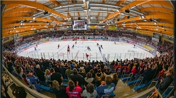 Die Eisarena in Bremerhaven von der Zuschauertribüne aus gesehen.