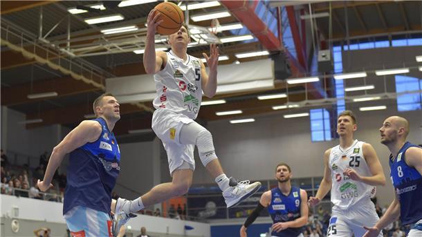 In der ersten Halbzeit zeigten die Eisbären-Profis Robert Oehle (links), Matt Freeman (Mitte) und Simon Krajcovic (rechts) noch Schwächen in der Verteidigung und ließen zu viele Punkte der Dresden Titans zu.