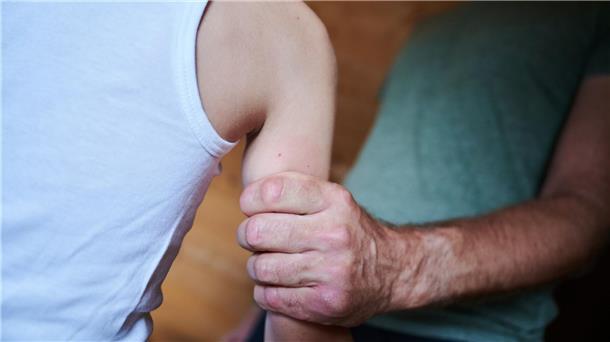 BKA: Knapp 17.200 Kinder wurden 2022 Opfer sexueller Gewalt In der Familie nicht sicher: Häufig stehen bei sexueller Gewalt gegen Kinder und Jugendliche Opfer und Täter in einem verwandtschaftlichen Verhältnis.