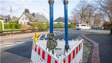 In der Flettnerstraße arbeitet in Höhe Siemensstraße ein Brunnen.