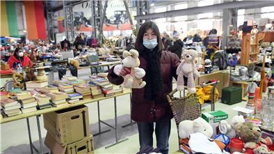 In der Flohmarkthalle an der Nansenstraße im Fischereihafen wechselte am Sonntag noch manches Kuscheltier den Besitzer.