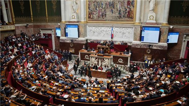 Frankreich sucht nach Regierungssturz neuen Premier In der französischen Nationalversammlung gibt es keine klaren Mehrheitsverhältnisse.